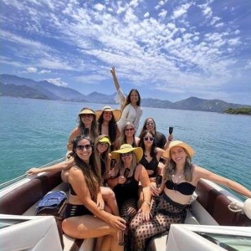 Grupo de convidadas celebrando em passeio privativo