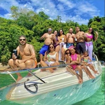 Grupo de convidados reunidos em uma lancha